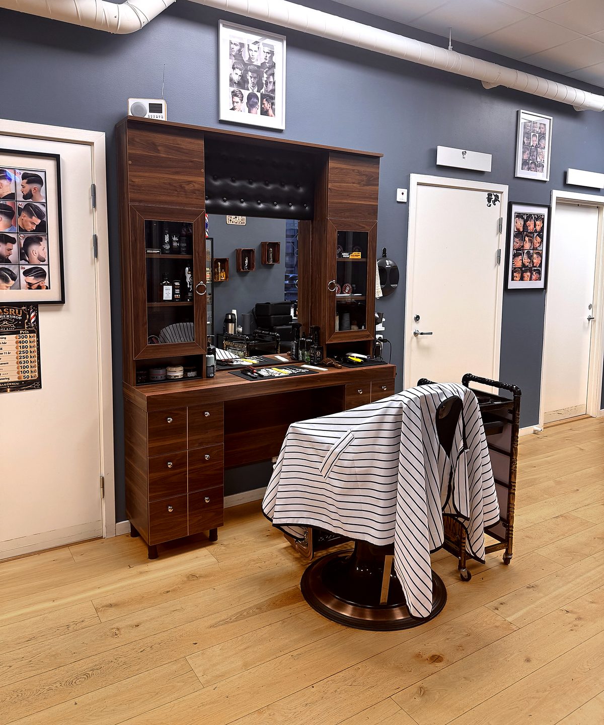 Barberarstation med spegel och klippkappa